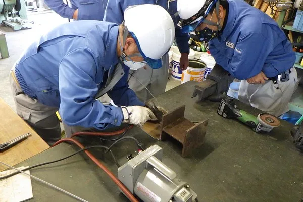 機器の保守点検を行う作業員