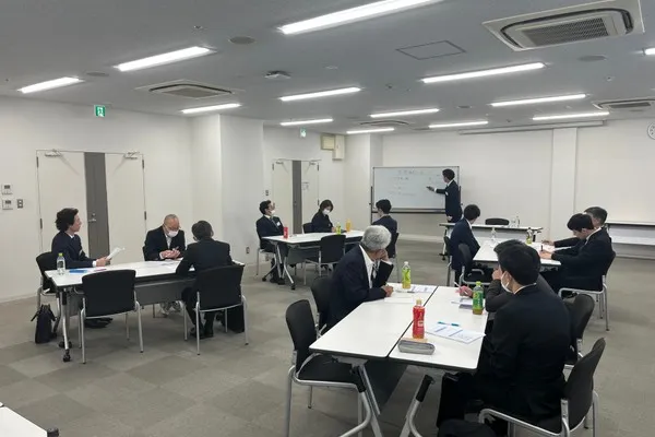 研修を受講する技術者たち