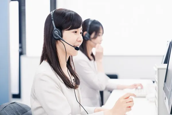電話対応するコールセンターのスタッフ
