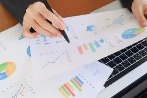 グラフ資料に書き込みをする手元