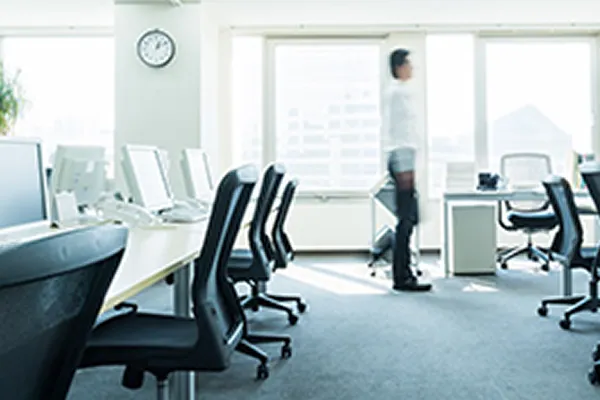 管理を手がけるオフィスビルの執務室
