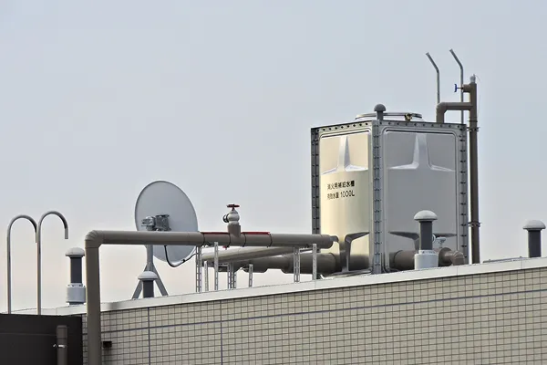 建物の屋上に設置された高置水槽