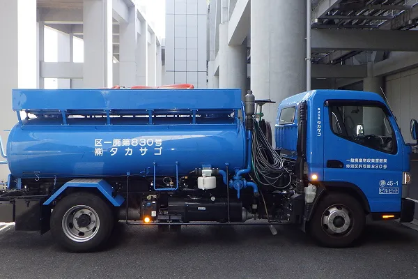 排水槽清掃に使用するタカサゴのバキューム車