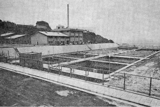 沈殿池が並ぶ水処理施設の全景